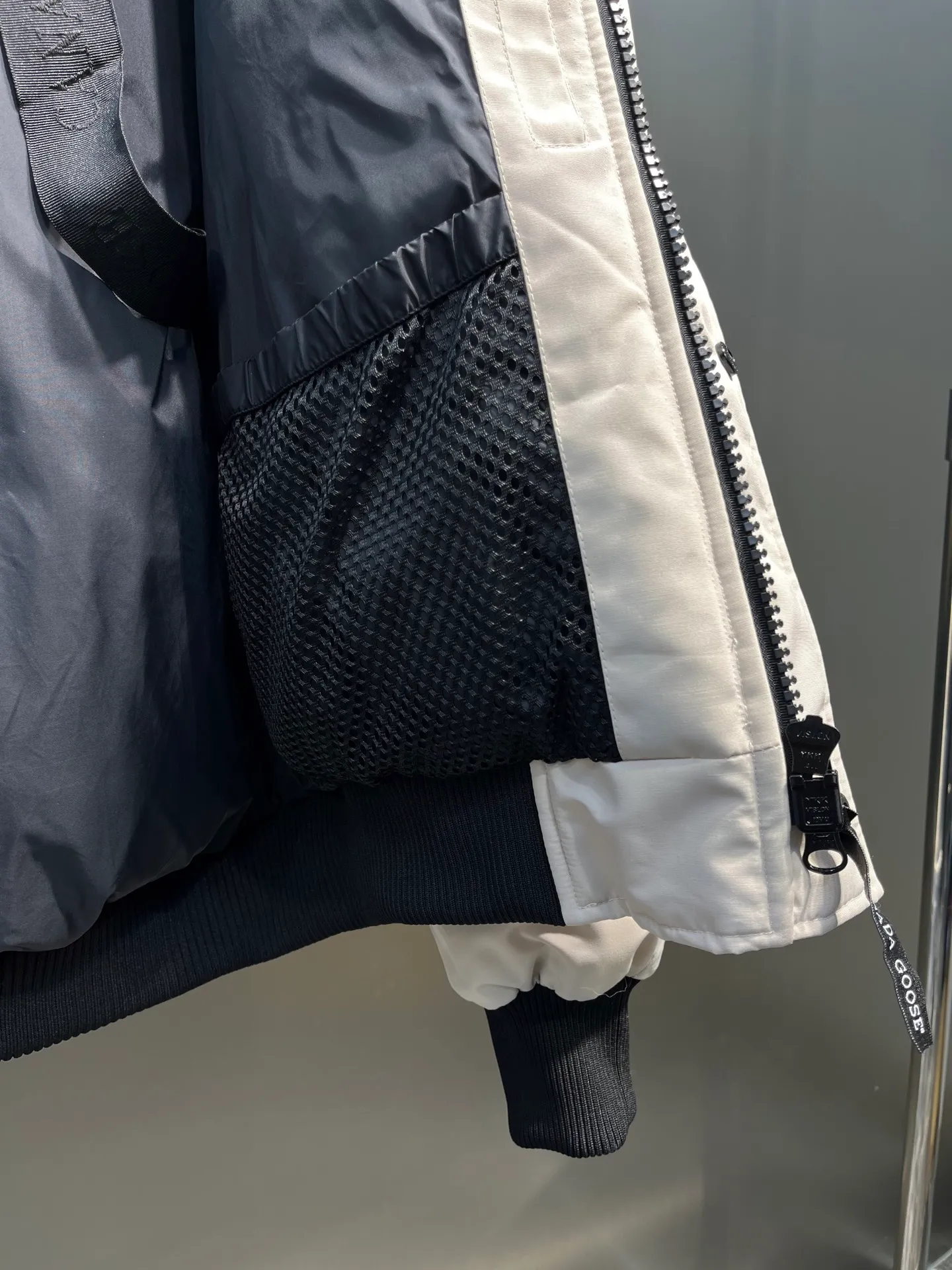 P780 high-end version (new version of Big Goose 01) Canada Goose Canada Goose #Chilliwack 7999M bomber jacket short down jacket/01 model #Men and Women Same Style# ➖ Genuine synchronous anti-counterfeiting chip sensor! ➖ Imported 21S polyester-cotton blended original fabric [last year’s 16S/18S hard fabrics have been completely eliminated, this year all use 21S genuine synchronous fabrics, the soft mid-strap feels delicate and textured], genuine synchronous Feather-Light 10D waterproof coating fabric, made of 84.5 polyester fiber and 15.5 cotton, 100% the best feel in the entire network! ➖ The genuine official website is synchronized with the national standard 80 white duck down, you can check the official website customer service, there will never be a series of misleading claims such as 90 down or goose down! ➖ Using the best nylon lining with double double-layer sealing design, velvet-proof No. 7 needle + grid-filled down ready-made garments, there is 100% no so-called velvet running! ➖ The cuffs are designed with thickened seamless threads, and the collar and pockets are lined with top-quality polar fleece to keep you warm and comfortable! ➖ Yoshida YKK provides original custom-made electroplated sliders. YKK two-way lockable zippers are tight and smooth and will not peel off paint! ➖ 3M composite guarantees that the Velcro is the same as the original, durable, and all accessories and hardware are custom-made! ➖ Imported BEHRINGER embroidery machine to customize the 10,000-needle embroidery logo, 98% of which can be reproduced to restore the original logo. You can check and compare on the official website! ➖ The fur collars are all made of large pieces of Western Canadian blue wolf hide, ensuring that each fur collar is 13-15cm wide!   Size:XS-XXL